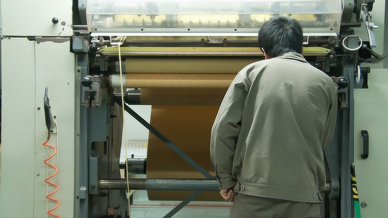 实拍:香烟过滤嘴纸加工车间之一