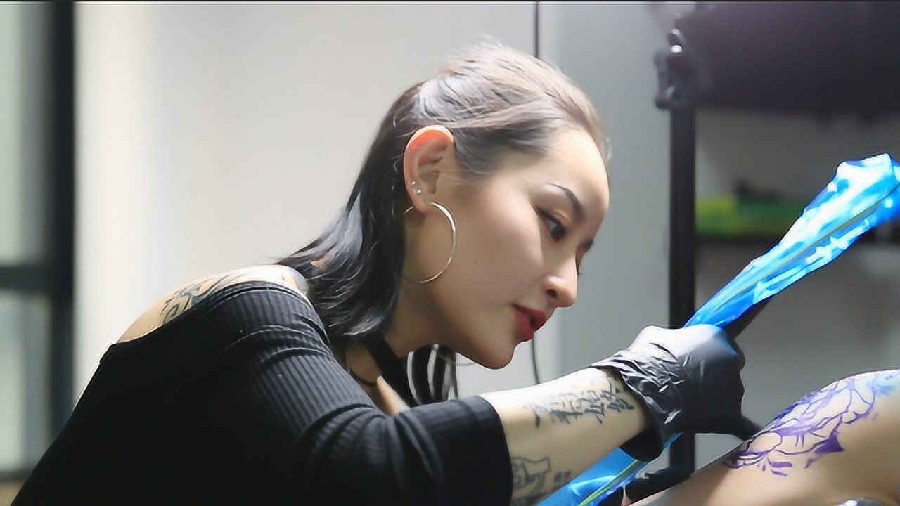 杭州美女纹身师不要纹对方名字说不定会分手