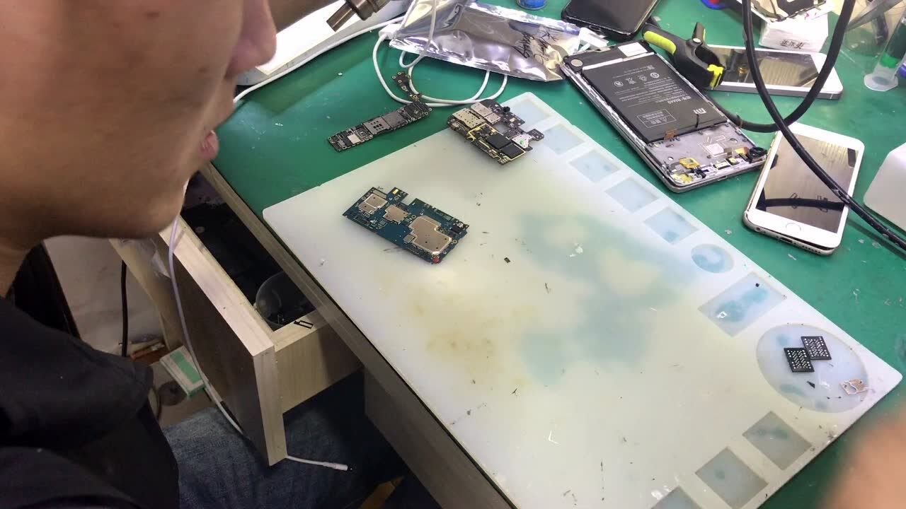 极时修手机维修培训 小米电池座子的焊接技巧