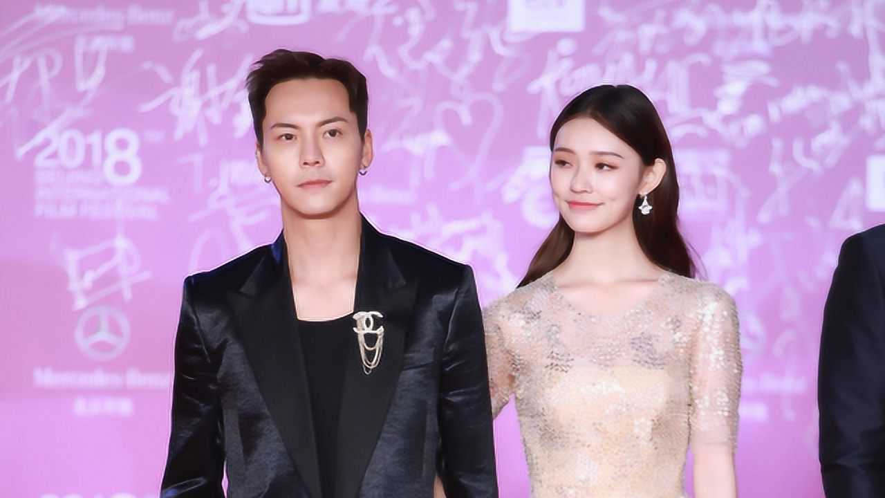 王子公主的组合了解一下陈伟霆贴心扶林允走红毯台阶