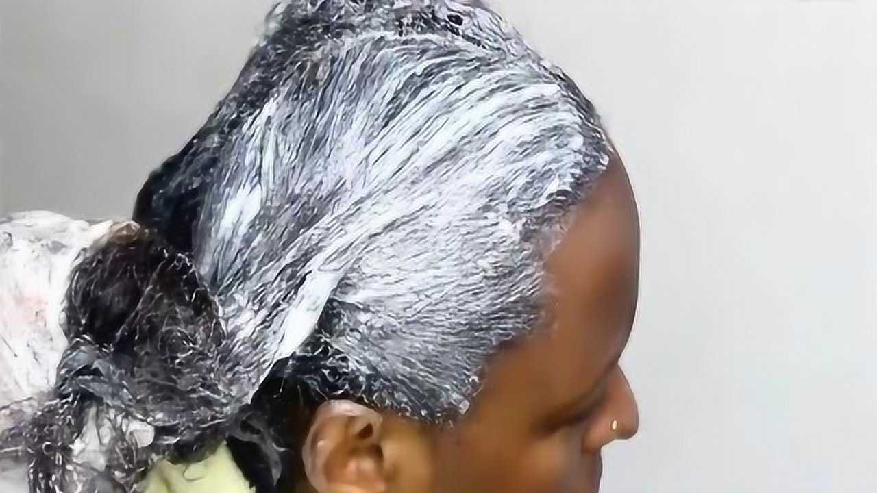 非洲大妈狠心地将留了8年的爆炸头拉直,果然连气质都不一样了!