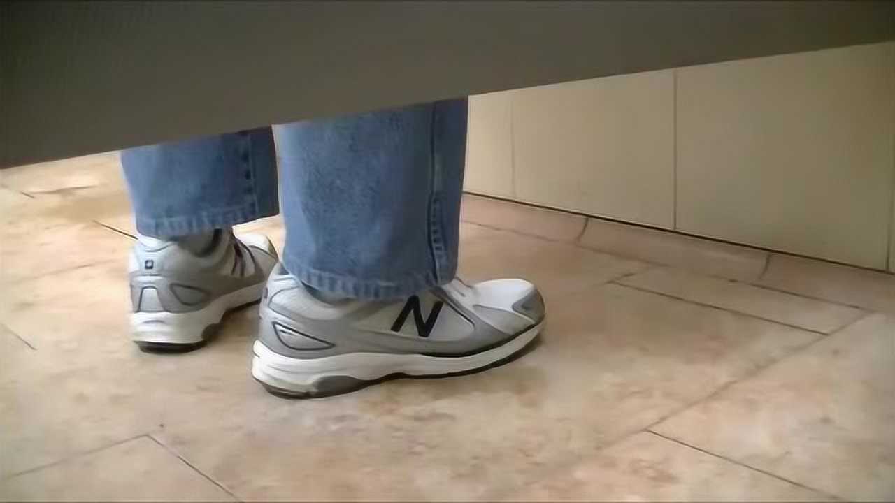 恶作剧撒尿在旁边男生鞋子上人们会有什么反应