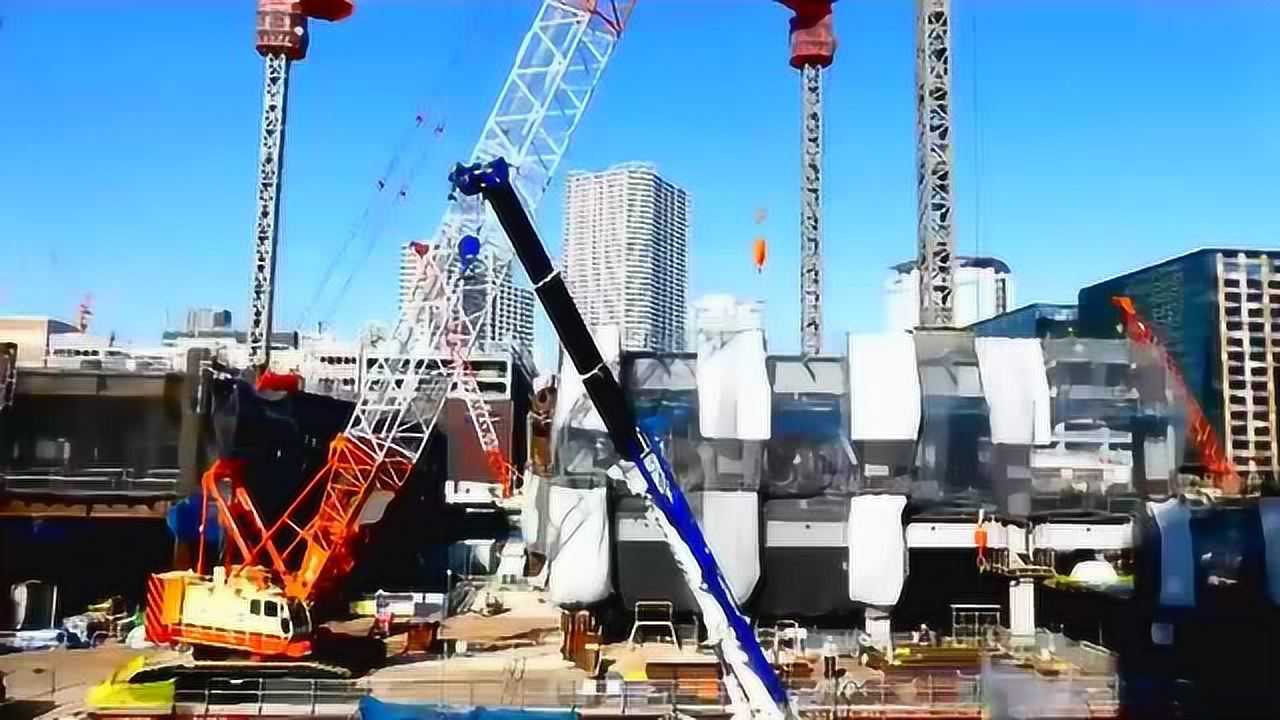日本高楼动臂式塔吊工作