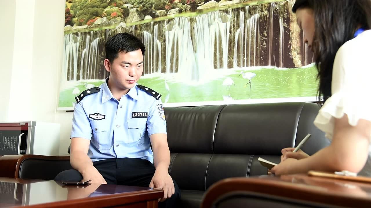 警察采访片段