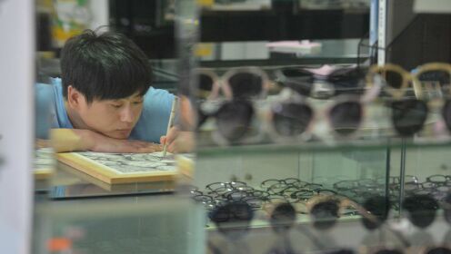 杭州闹市眼镜店藏着一位画家 身患智力障碍作品却惊艳众人