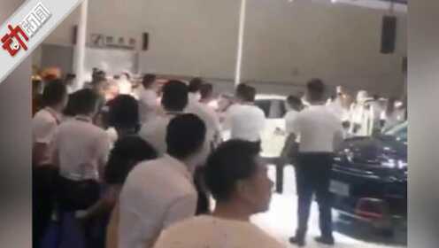 重庆车展两经销商发生口角 升级为打架斗殴 向人群喷灭火器