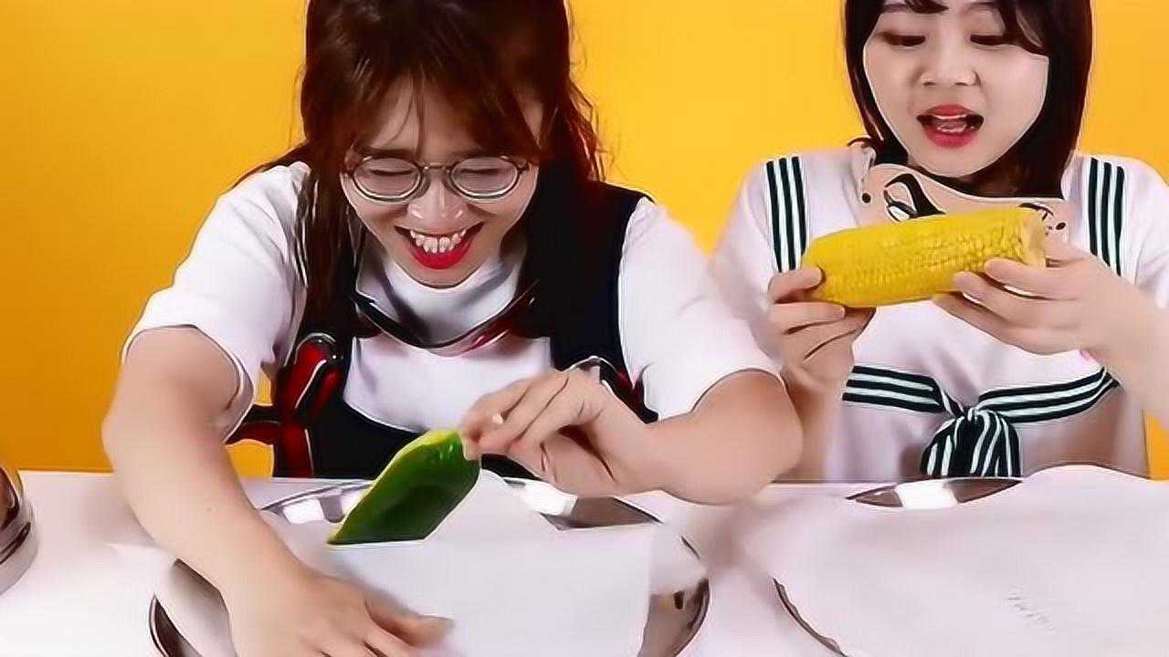 《小伶玩具》是真的食物还是橡皮食物,谁的运气更好呢?