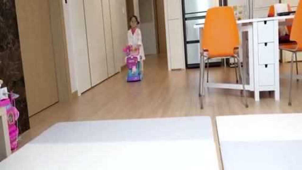 国外小萝莉照顾漂亮娃娃，真棒_腾讯视频