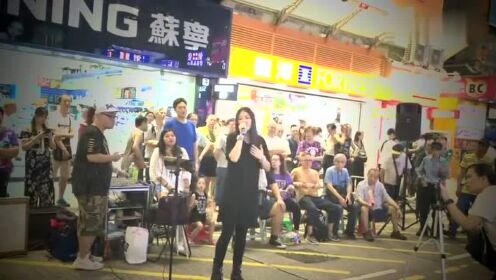 流浪歌手在街头演唱,一首粤语歌曲《千千阙歌》这唱功不输专业的_高清1080P在线观看平台_腾讯视频