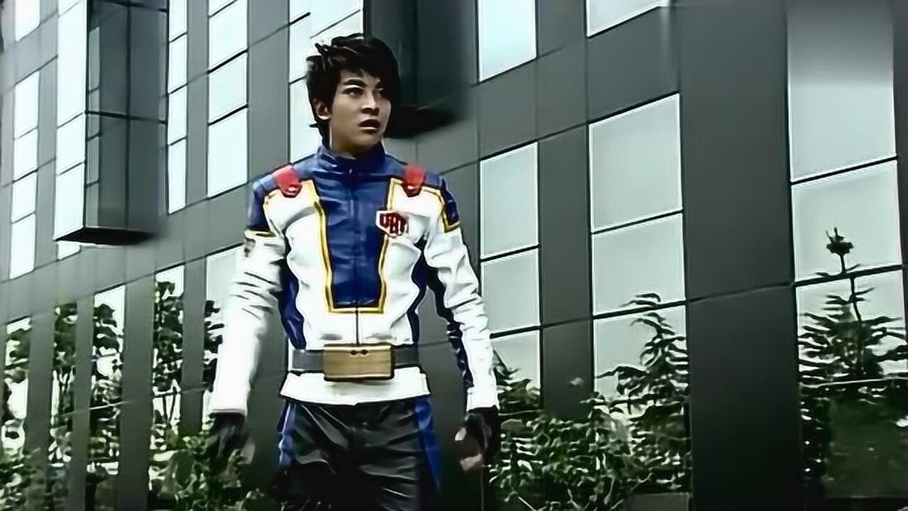 金甲战士李佳航失去记忆各种姿势变身最后拍了下腰带成功了