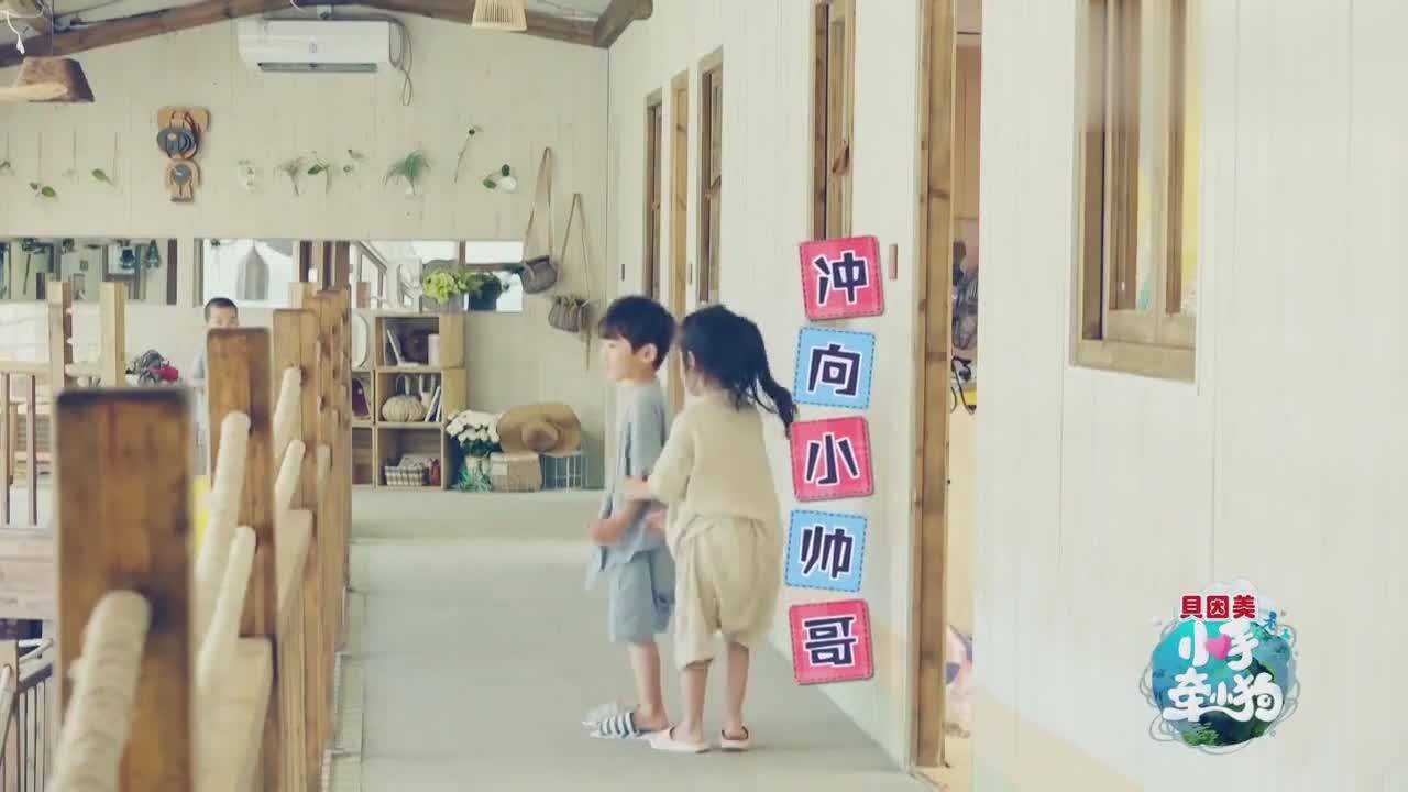 小女孩早晨起床亲吻小男孩，哇，大早上就这么撩人_高清