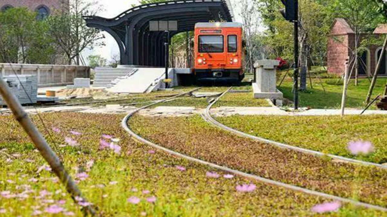 華為員工陸續搬遷至東莞松山湖歐洲小鎮上班小火車很搶眼