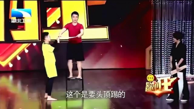 江天佑表演跆拳道技艺邀请谢楠“帮助”高难度踢碎木板引惊呼