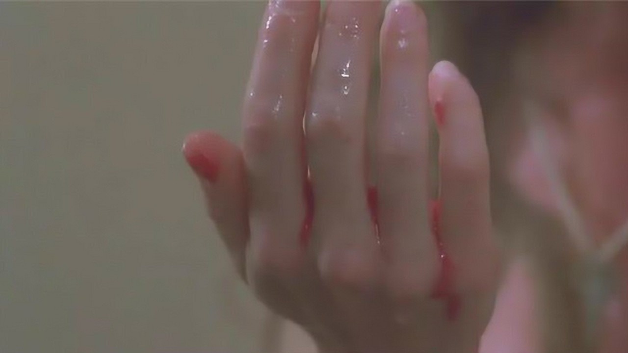 女孩第一次来例假，以为自己得了重病，哭着向同学求助_高清