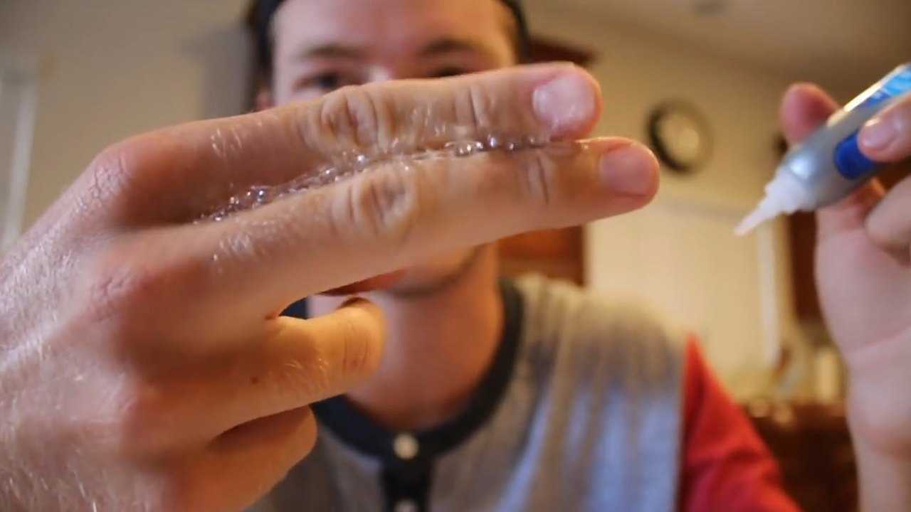 外国小哥作死实验用胶水粘住手指网友真酸爽