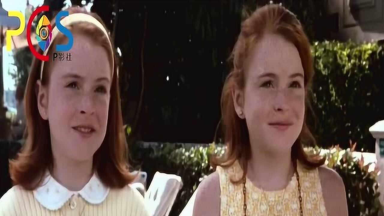 两个小女孩打架，突然发现两人长得一模一样，最后居然成了亲姐妹_高清