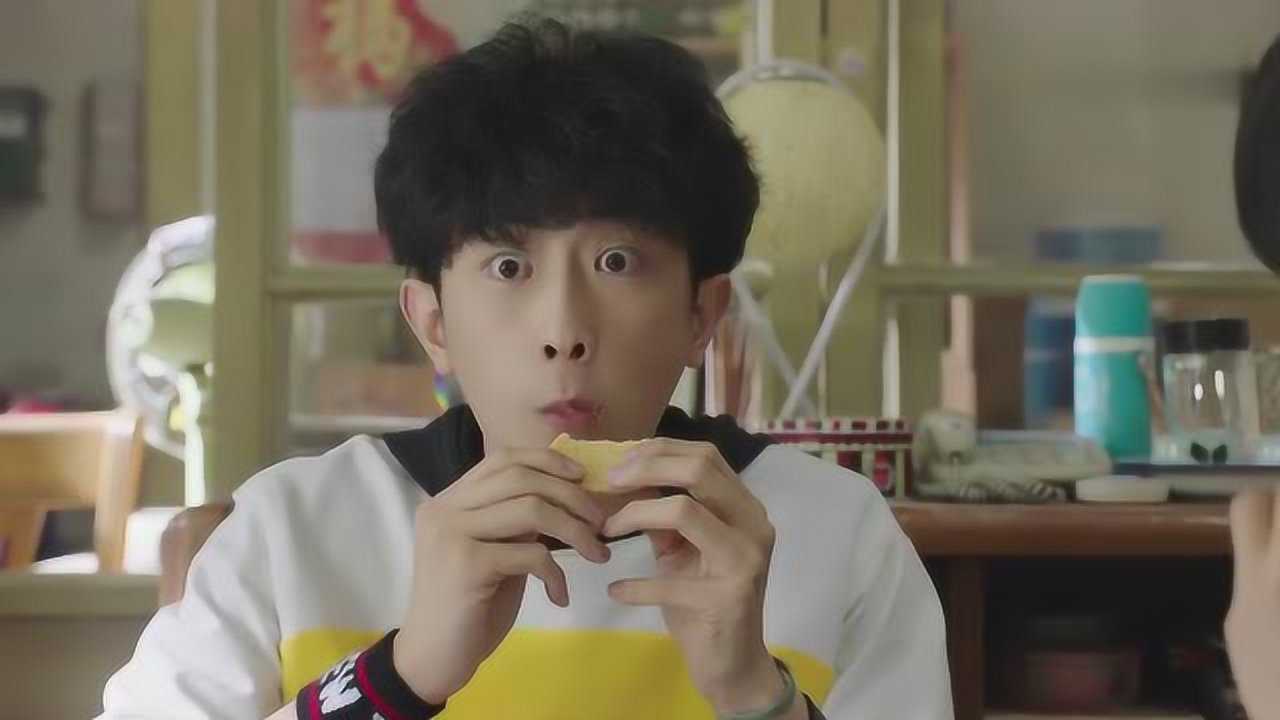 快把我哥带走:怕被偷吃时秒把饼干全舔一遍,心疼甄开心吃的好香!