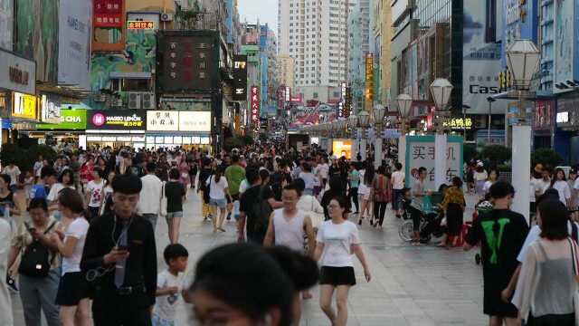 随拍青岛夜市,人多到数不过来,比赶集还热闹,全国城市谁能比?