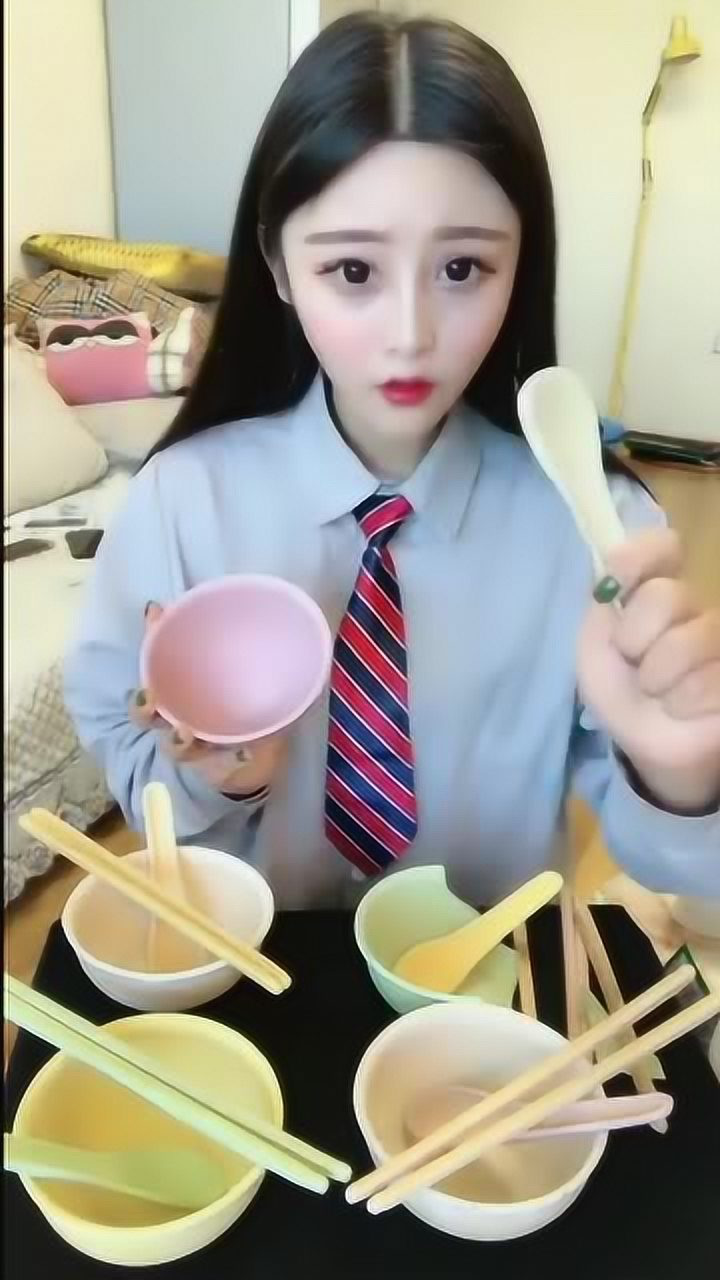 最近这个吃货姐姐火了,竟然挑战吃碗吃勺子,看的也想尝尝!