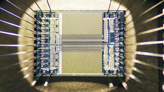 一块小芯片能有多复杂?老外拿显微镜放大800倍,果真一沙一世界!