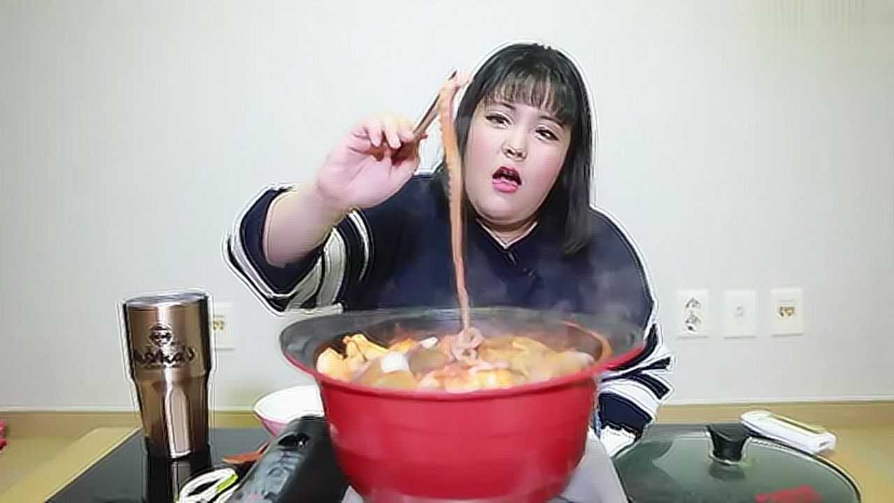 韩国大胃王秀彬美食吃播,自制海鲜锅就是好吃,能吃下几大碗米饭