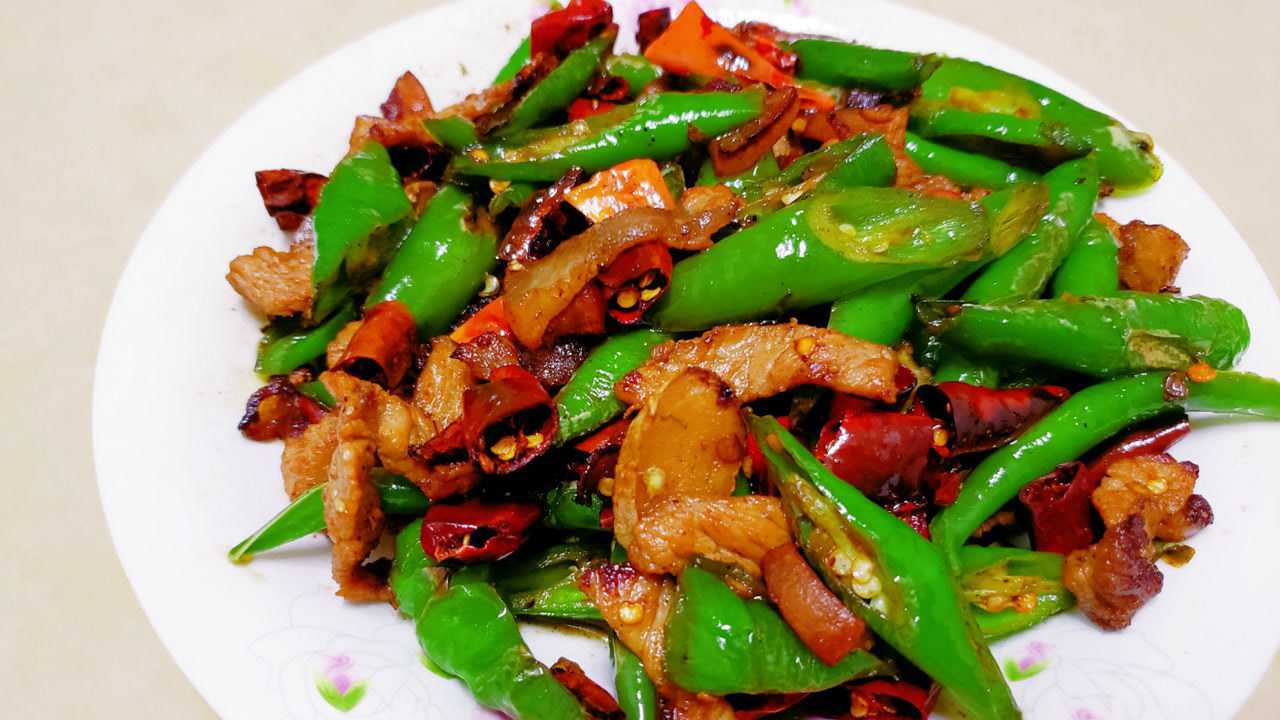 一点青椒干辣椒加猪肉小伙简单做出一道美味菜肴看饿了吗