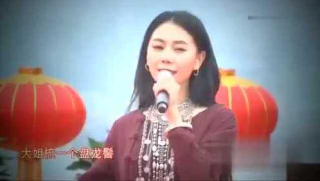 四川民歌《黄杨扁担》演唱:阿吉太组合 别有一番韵味