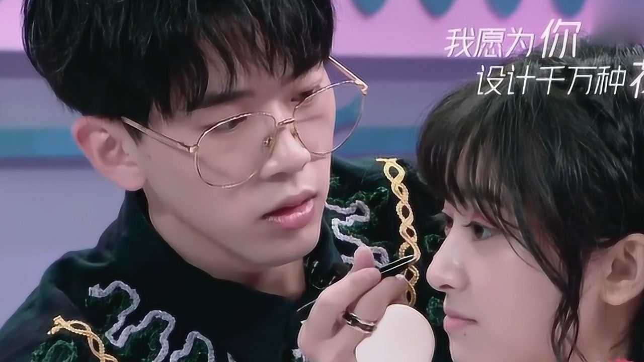 费启鸣心思够缜密为沈月化妆挑选眼影同色的花瓣何炅都赞好看