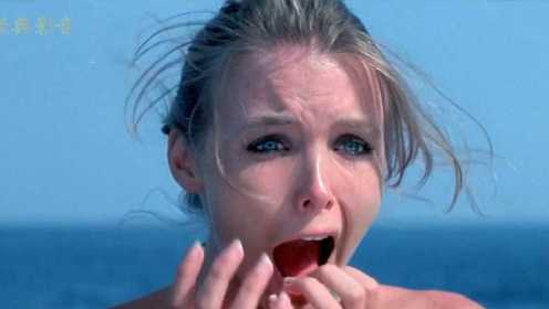 美国恐怖片《章鱼的猎物》一对恋人在海湾游玩，遭遇巨型章鱼袭击
