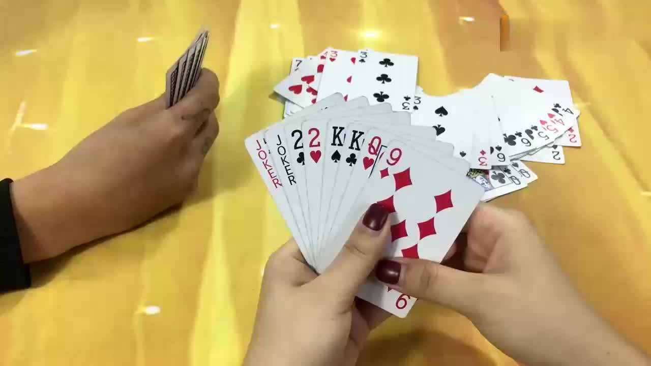地主大小王在手还有一对2最后却输给姑娘这几张牌可惜了