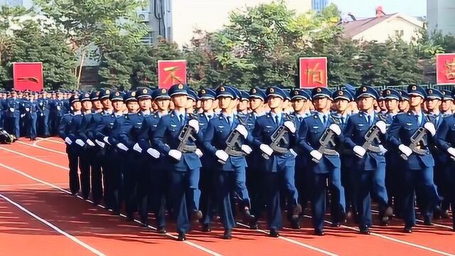 中国空军勤务学院举行阅兵仪式,最后亮相的空军小姐姐好整齐!