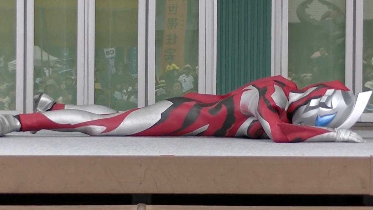 怪兽好卑鄙两个人欺负一个捷德奥特曼倒地不起看起来难受