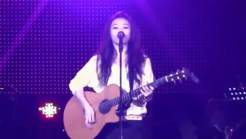 蔡健雅演唱经典歌曲《红色高跟鞋》,弹着吉他的Tanya太帅了！