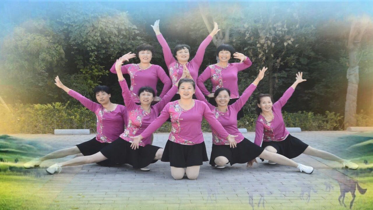 辣妈集体在足球场上跳广场舞《草原花开情歌飞扬》地方敞亮