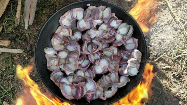 农村小伙整天大鱼大肉,一锅爆炒鸡菌来下饭,名副其实的吃货生活