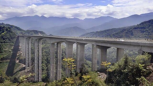 四川建造一条不可思议的公路,比港珠澳大桥还雄伟,堪称天路!