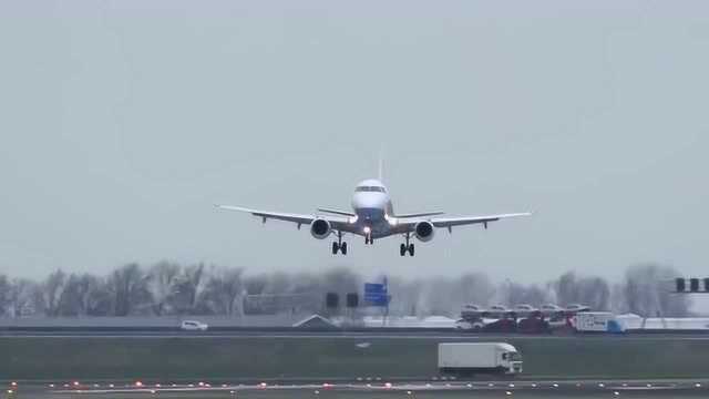 实拍捷蓝航空迫降场景,险象迭生,每一秒都揪心