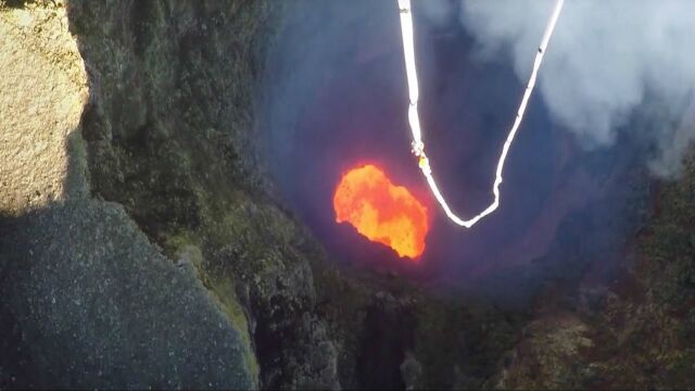 惊险一跳!牛人在活火山上空玩蹦极 体验一次花费10万