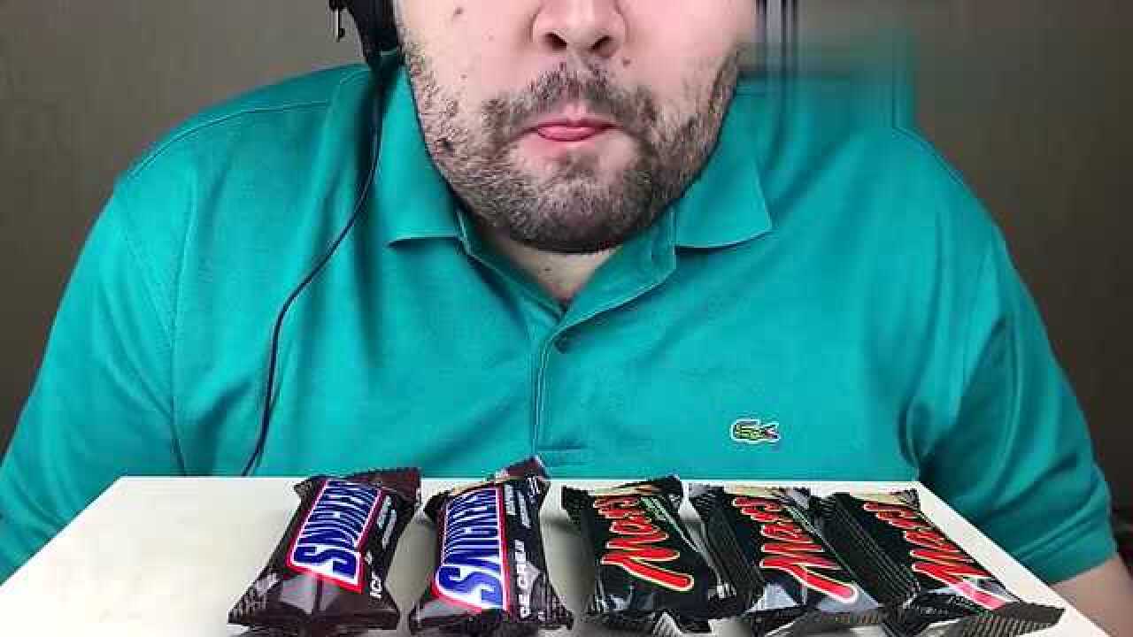 国外胖大叔吃士力架巧克力棒满满的卡路里这是要增肥的节奏