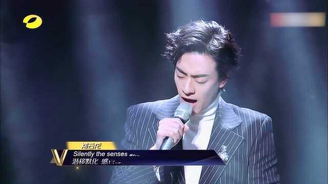 郑云龙和阿云嘎合作演唱《剧场魅影》,把歌曲的魅力都释放出来了