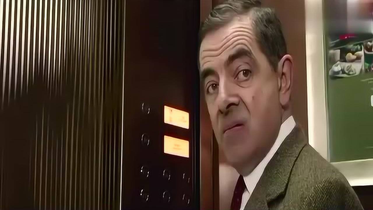 男子走上人生巅峰左右两美女憨豆先生竖起了大拇指