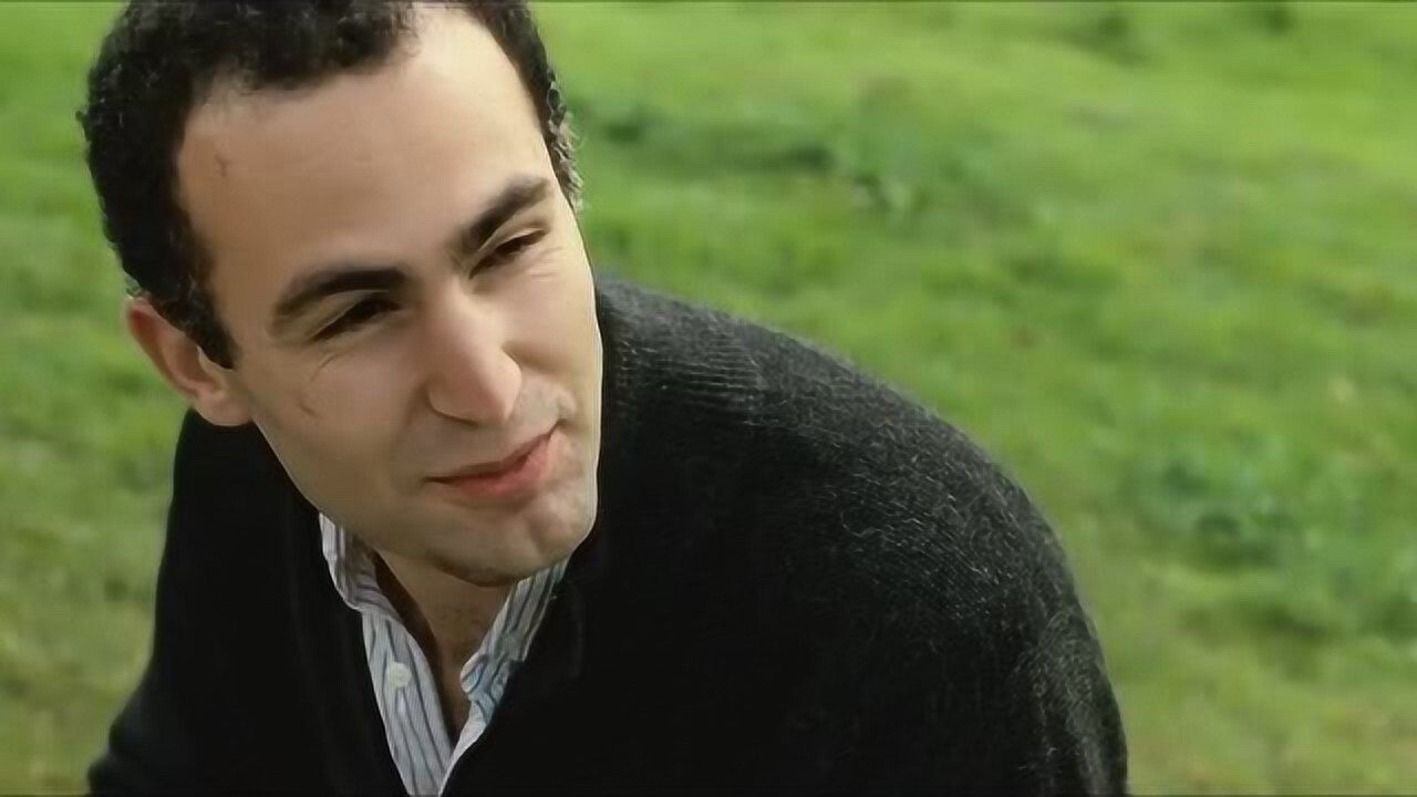 阿米尔对着索拉博讲,哈桑是追风筝最厉害的人