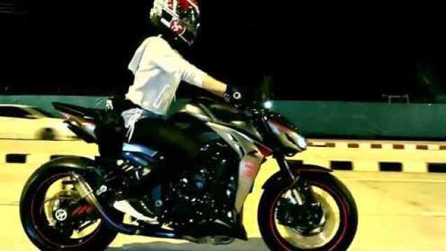 火辣美女骑乘摩托Kawasaki Z1000!