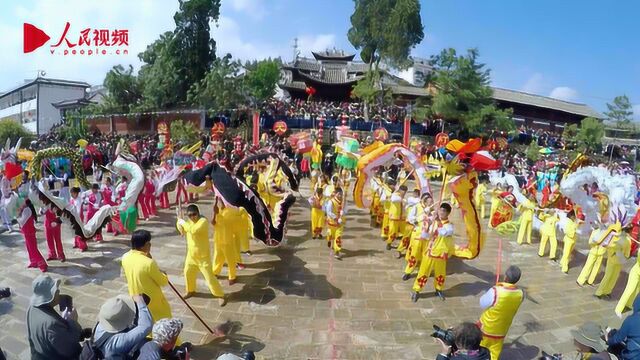 云南弥渡:小镇元宵灯会涌来4万人 有300年传承