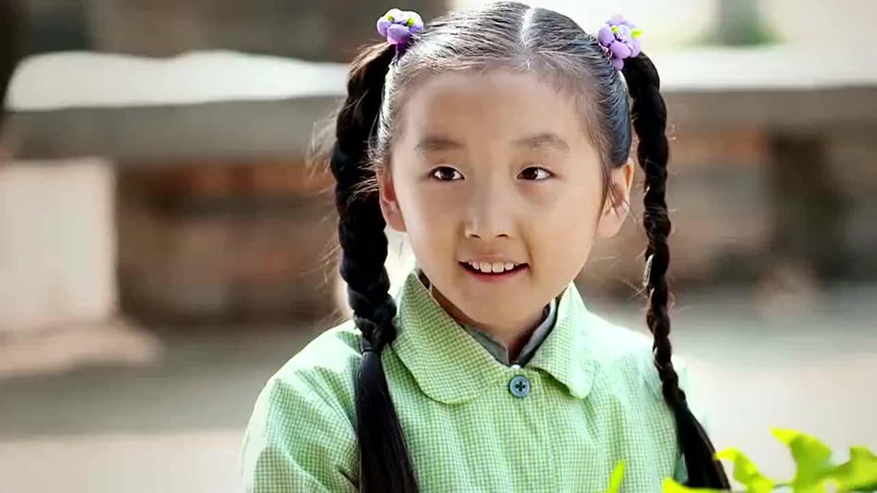 《俺娘田小草》小雪的衣服破了,胖嫂对薛哥说没娘的孩子真可怜