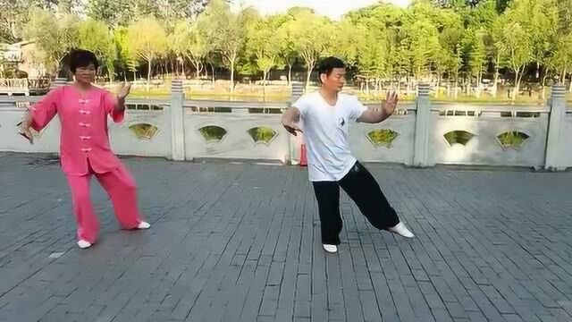 拳友朱成林与妻子习练陈氏太极拳