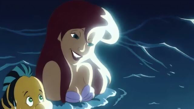 小美人鱼:艾莉儿发现大船经过游上海面,史卡托十分害怕