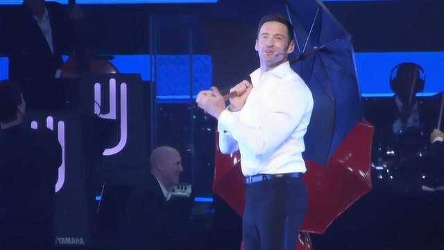 魅力休叔!休ⷦ𐥅‹曼在2015年巡演中表演《Singing in the rain》