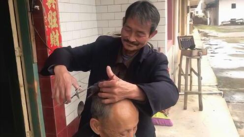 73岁老人“游乡”理发56年，坚持为老人小孩上门服务