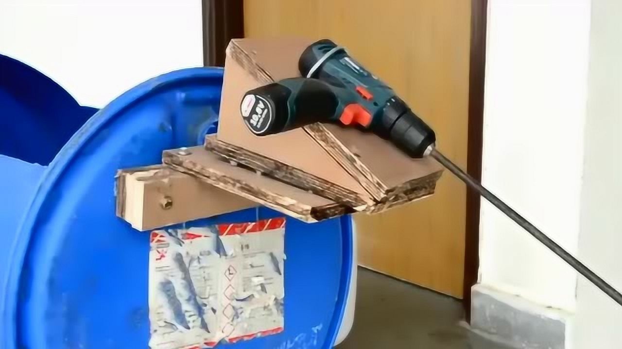 用油桶自制小船,小伙坐上去后,别提多高兴了!